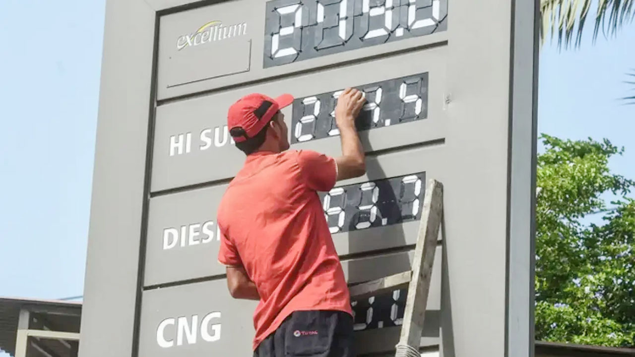 পেট্রোলের দাম প্রতি লিটারে প্রায় ৫ রুপি কমাচ্ছে পাকিস্তান